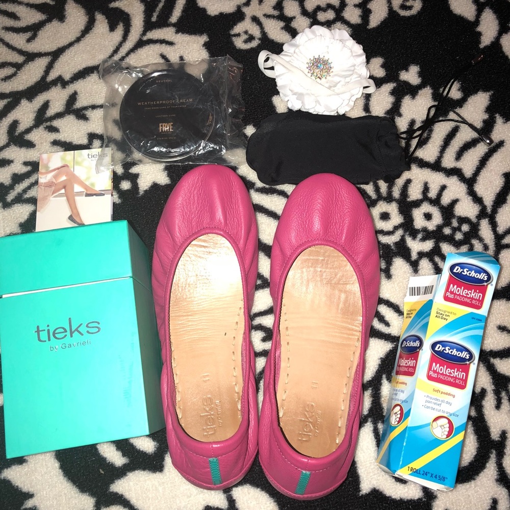 Tieks Fuchsia 11. Comes w/box, bag, flower